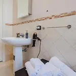 Garibaldi House בית הארחה 3*