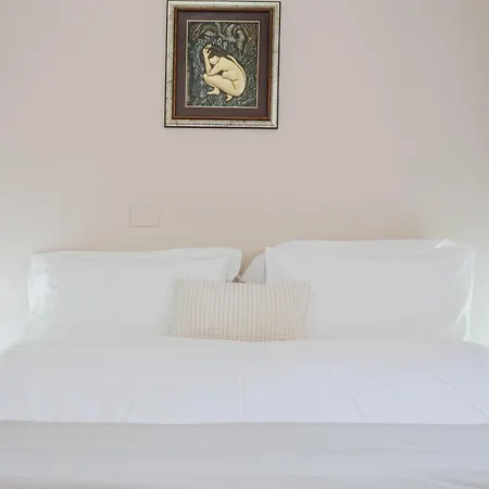 בית הארחה Garibaldi House 3*